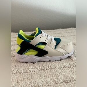 NIKE Gradeschool Huarache Run Sneakers- Size 7